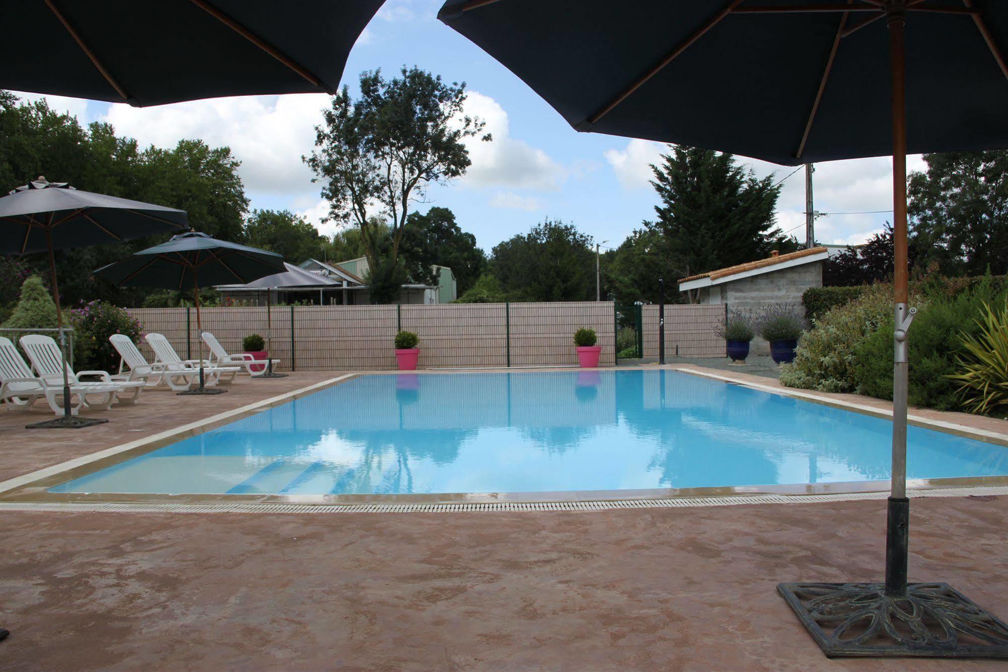 Agape Hotel Bessines Extérieur photo